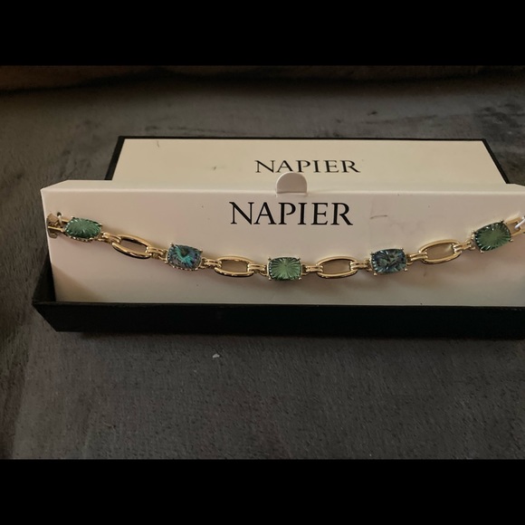 Ladies bracelet. 7 inch new in box never worn - Picture 2 of 5